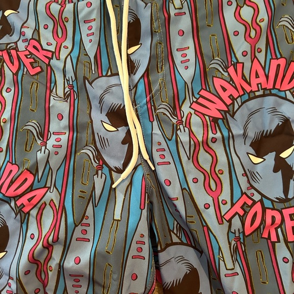 Men’s Marvel Size Large Swim Trunks - Picture 13 of 16